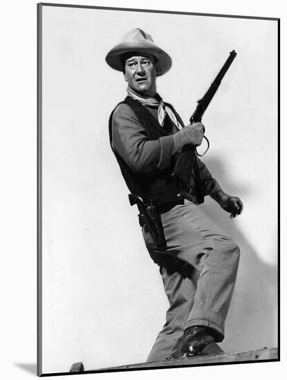 RIO BRAVO, 1959 directed by HOWARD HAWKS John Wayne (b/w photo)-null-Mounted Photo