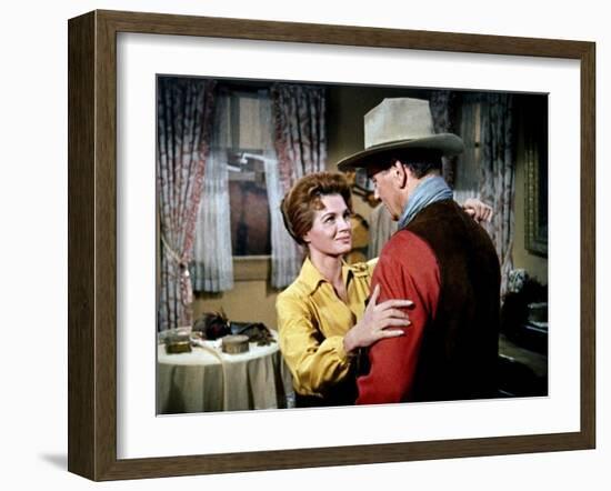 RIO BRAVO, 1959 directed by HOWARD HAWKS John Wayne (photo)-null-Framed Photo