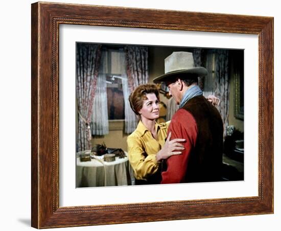 RIO BRAVO, 1959 directed by HOWARD HAWKS John Wayne (photo)-null-Framed Photo