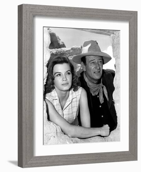 RIO BRAVO, 1959 directed by HOWARD HAWKS On the set, Angie Dickinson and John Wayne (b/w photo)-null-Framed Photo