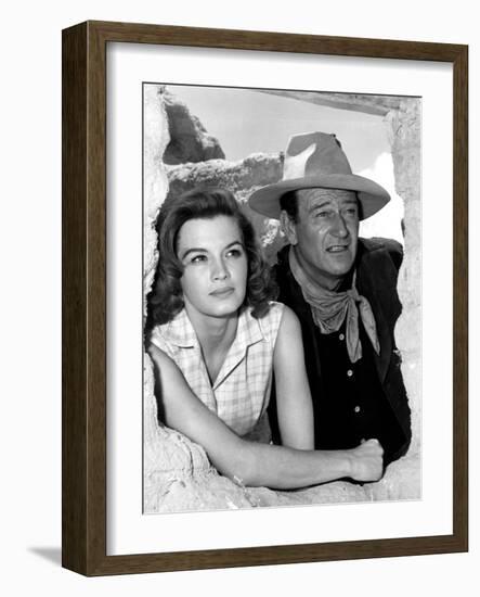 RIO BRAVO, 1959 directed by HOWARD HAWKS On the set, Angie Dickinson and John Wayne (b/w photo)-null-Framed Photo