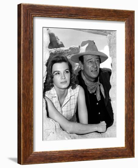 RIO BRAVO, 1959 directed by HOWARD HAWKS On the set, Angie Dickinson and John Wayne (b/w photo)-null-Framed Photo