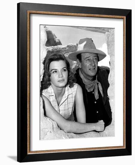 RIO BRAVO, 1959 directed by HOWARD HAWKS On the set, Angie Dickinson and John Wayne (b/w photo)-null-Framed Photo