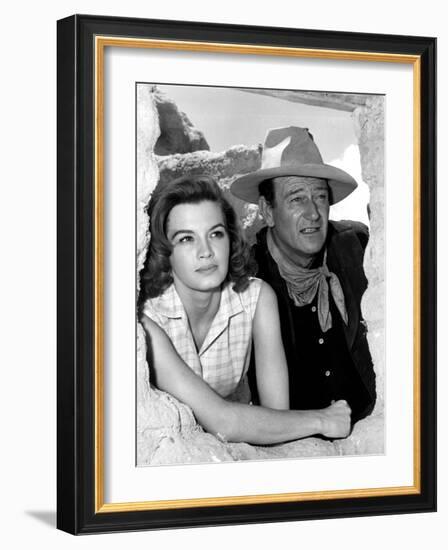 RIO BRAVO, 1959 directed by HOWARD HAWKS On the set, Angie Dickinson and John Wayne (b/w photo)-null-Framed Photo