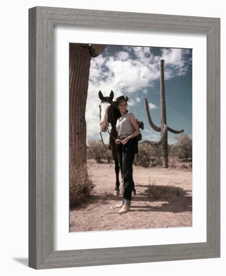 RIO BRAVO, 1959 directed by HOWARD HAWKS On the set, Angie Dickinson (photo)-null-Framed Photo