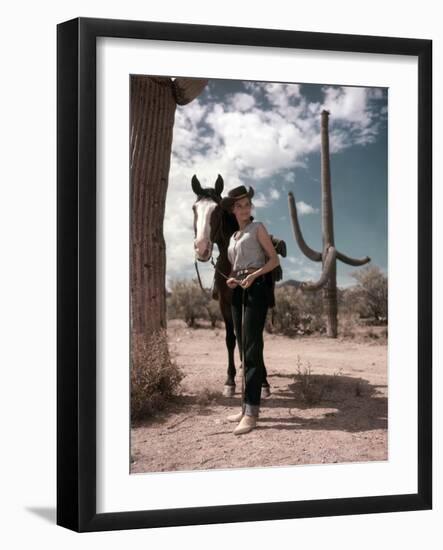 RIO BRAVO, 1959 directed by HOWARD HAWKS On the set, Angie Dickinson (photo)-null-Framed Photo