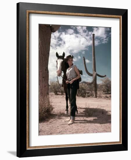 RIO BRAVO, 1959 directed by HOWARD HAWKS On the set, Angie Dickinson (photo)-null-Framed Photo