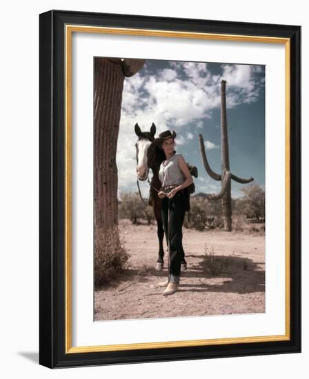 RIO BRAVO, 1959 directed by HOWARD HAWKS On the set, Angie Dickinson (photo)-null-Framed Photo