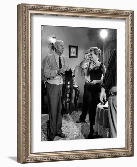 RIO BRAVO, 1959 directed by HOWARD HAWKS On the set, Hohard Hawks directs Angie Dickinson (b/w phot-null-Framed Photo