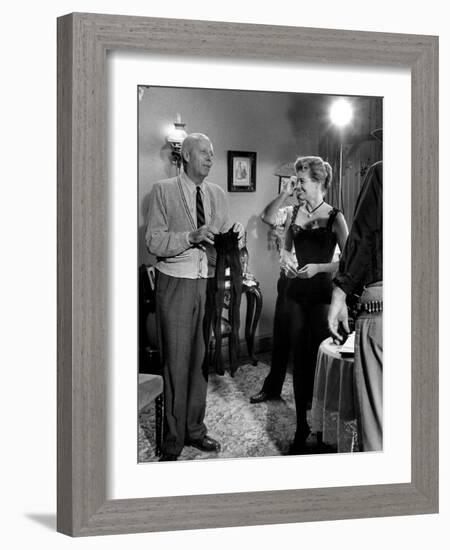 RIO BRAVO, 1959 directed by HOWARD HAWKS On the set, Hohard Hawks directs Angie Dickinson (b/w phot-null-Framed Photo