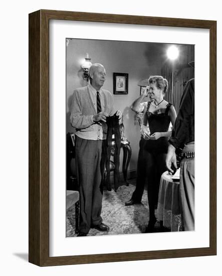 RIO BRAVO, 1959 directed by HOWARD HAWKS On the set, Hohard Hawks directs Angie Dickinson (b/w phot-null-Framed Photo