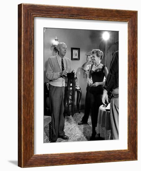 RIO BRAVO, 1959 directed by HOWARD HAWKS On the set, Hohard Hawks directs Angie Dickinson (b/w phot-null-Framed Photo