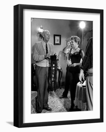 RIO BRAVO, 1959 directed by HOWARD HAWKS On the set, Hohard Hawks directs Angie Dickinson (b/w phot-null-Framed Photo