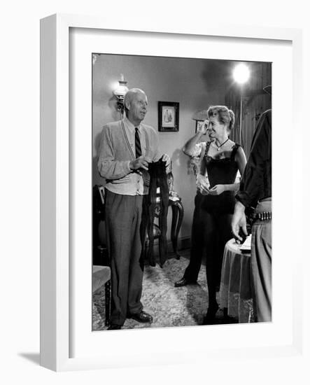 RIO BRAVO, 1959 directed by HOWARD HAWKS On the set, Hohard Hawks directs Angie Dickinson (b/w phot-null-Framed Photo