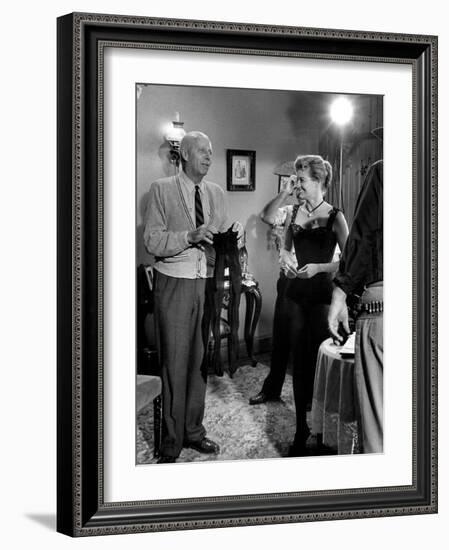 RIO BRAVO, 1959 directed by HOWARD HAWKS On the set, Hohard Hawks directs Angie Dickinson (b/w phot-null-Framed Photo