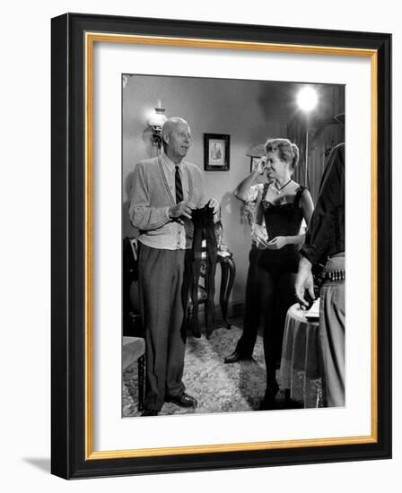 RIO BRAVO, 1959 directed by HOWARD HAWKS On the set, Hohard Hawks directs Angie Dickinson (b/w phot-null-Framed Photo