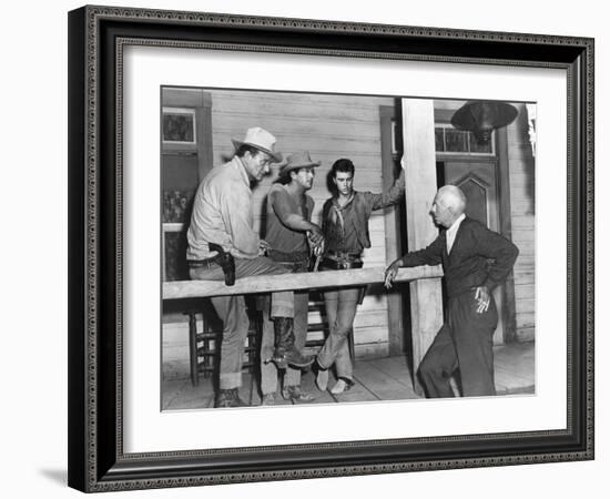 RIO BRAVO, 1959 directed by HOWARD HAWKS On the set, John Wayne, Dean Martin and Ricky Nelson with -null-Framed Photo