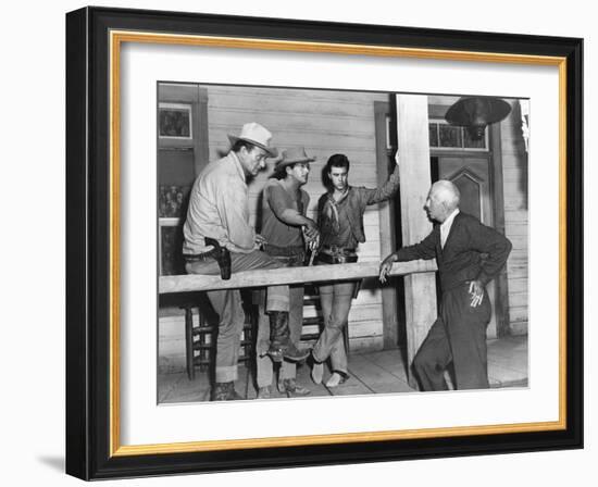 RIO BRAVO, 1959 directed by HOWARD HAWKS On the set, John Wayne, Dean Martin and Ricky Nelson with -null-Framed Photo