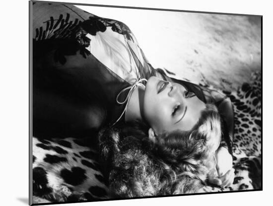 Rita Hayworth, 1942-null-Mounted Photographic Print