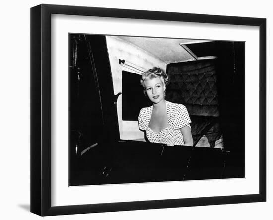 Rita Hayworth en, 1947 (b/w photo)-null-Framed Photo