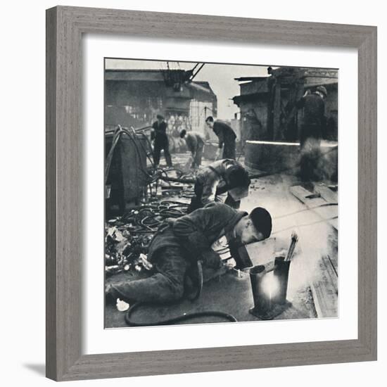 'Rivetting', 1941-Cecil Beaton-Framed Photographic Print