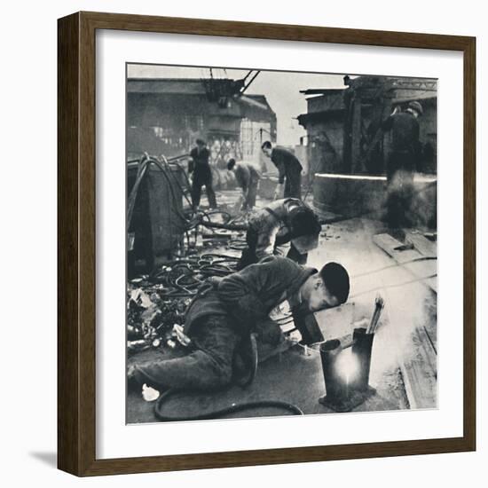 'Rivetting', 1941-Cecil Beaton-Framed Photographic Print
