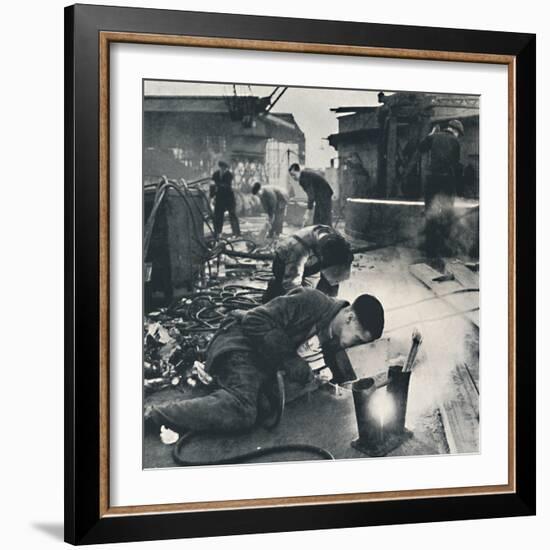 'Rivetting', 1941-Cecil Beaton-Framed Photographic Print