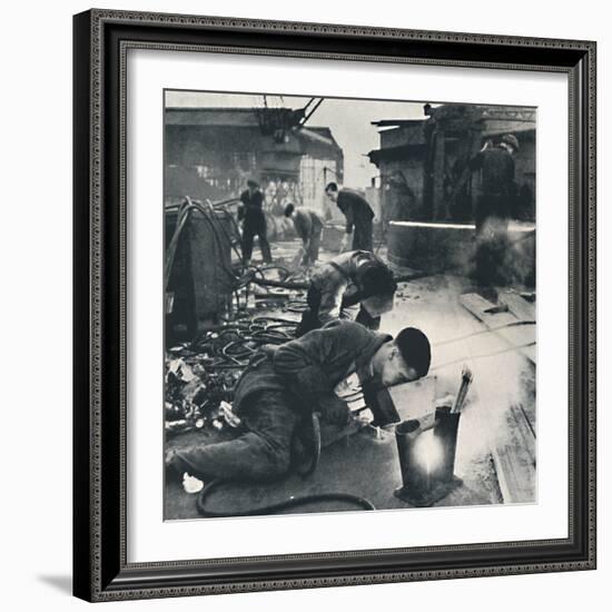 'Rivetting', 1941-Cecil Beaton-Framed Photographic Print