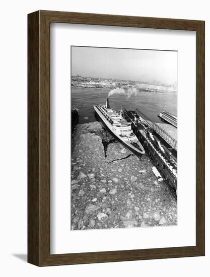 RMS Queen Elizabeth II in New York Harbour-null-Framed Photographic Print