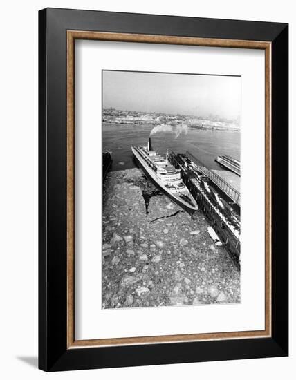 RMS Queen Elizabeth II in New York Harbour-null-Framed Photographic Print