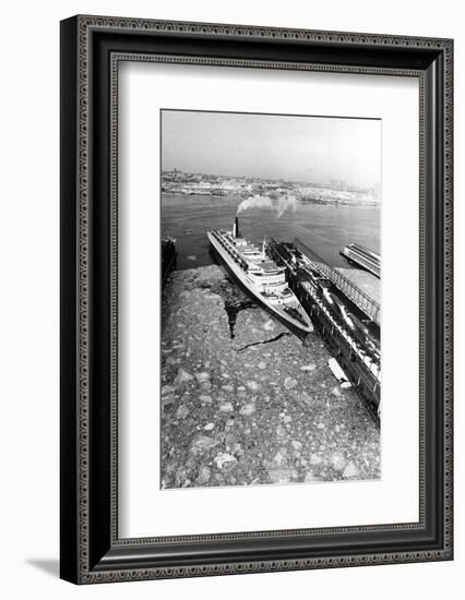 RMS Queen Elizabeth II in New York Harbour-null-Framed Photographic Print