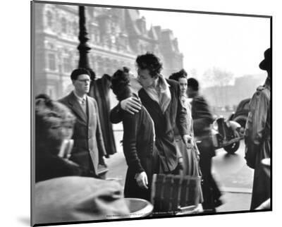 Le Baiser de l'Hotel de Ville, Paris, 1950 Art Print - Robert