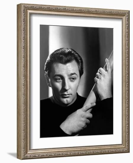 ROBERT MITCHUM in the 40's (b/w photo)-null-Framed Photo