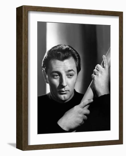 ROBERT MITCHUM in the 40's (b/w photo)-null-Framed Photo