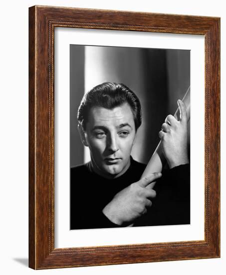 ROBERT MITCHUM in the 40's (b/w photo)-null-Framed Photo