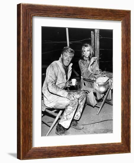 Robert Redford and Jane Fonda sur le tournage du film La Poursuite Impitoyable THE CHASE d'ArthurPe-null-Framed Photo