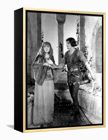 Robin des Bois ROBIN HOOD by Allan Dwan with Douglas Fairbanks Sr., Enid Bennett, 1922 (b/w photo)-null-Framed Stretched Canvas