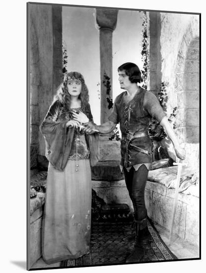 Robin des Bois ROBIN HOOD by Allan Dwan with Douglas Fairbanks Sr., Enid Bennett, 1922 (b/w photo)-null-Mounted Photo