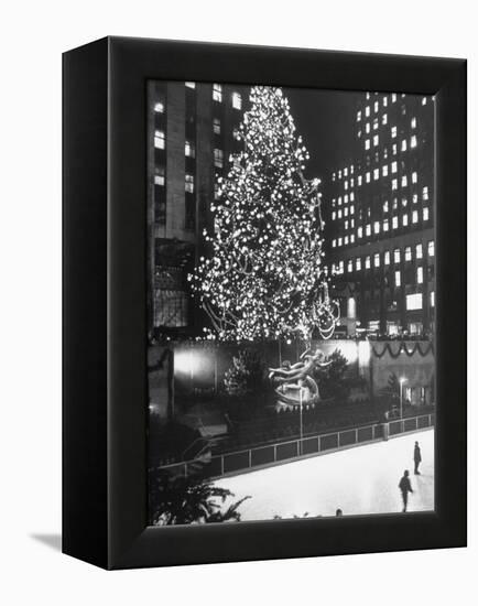 Rockefeller Center Christmas Tree at Night-Alfred Eisenstaedt-Framed Premier Image Canvas