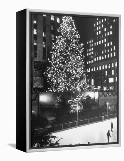 Rockefeller Center Christmas Tree at Night-Alfred Eisenstaedt-Framed Premier Image Canvas