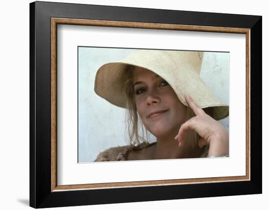 ROMANCING THE STONE, 1984 DIRECTED BT ROBERT ZEMECKIS Kathleen Turner (photo)-null-Framed Photo