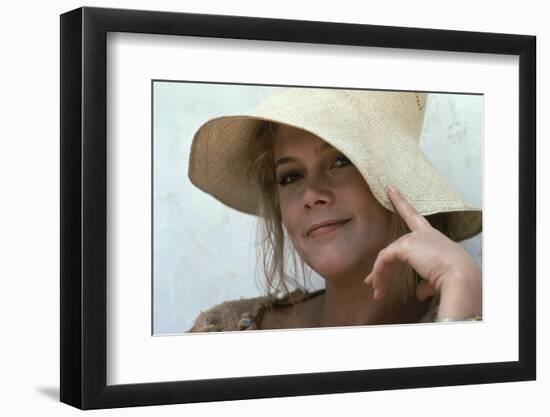 ROMANCING THE STONE, 1984 DIRECTED BT ROBERT ZEMECKIS Kathleen Turner (photo)-null-Framed Photo