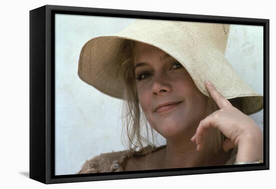 ROMANCING THE STONE, 1984 DIRECTED BT ROBERT ZEMECKIS Kathleen Turner (photo)-null-Framed Stretched Canvas