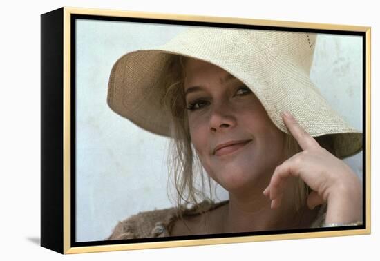 ROMANCING THE STONE, 1984 DIRECTED BT ROBERT ZEMECKIS Kathleen Turner (photo)-null-Framed Stretched Canvas