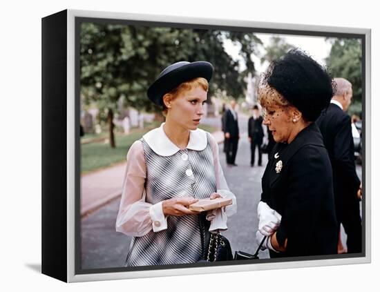 ROSEMARY'S BABY, 1968 directed by ROMAN POLANSKI Mia Farrow and Landy Hanna (photo)-null-Framed Stretched Canvas