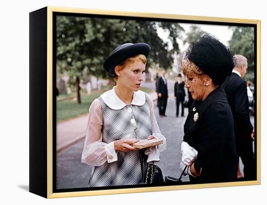 ROSEMARY'S BABY, 1968 directed by ROMAN POLANSKI Mia Farrow and Landy Hanna (photo)-null-Framed Stretched Canvas