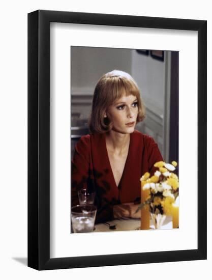 ROSEMARY'S BABY, 1968 directed by ROMAN POLANSKI Mia Farrow (photo)-null-Framed Photo