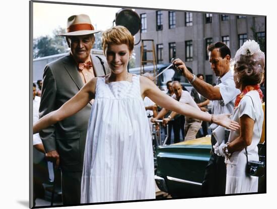 ROSEMARY'S BABY, 1968 directed by ROMAN POLANSKI On the set, Mia Farrow between Sidney Blackmer and-null-Mounted Photo