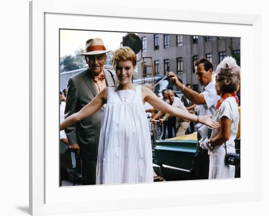 ROSEMARY'S BABY, 1968 directed by ROMAN POLANSKI On the set, Mia Farrow between Sidney Blackmer and-null-Framed Photo