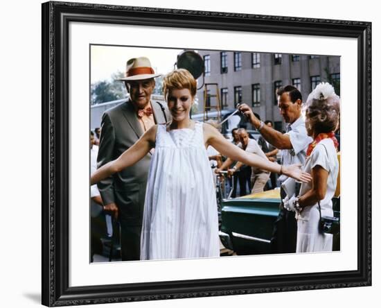 ROSEMARY'S BABY, 1968 directed by ROMAN POLANSKI On the set, Mia Farrow between Sidney Blackmer and-null-Framed Photo